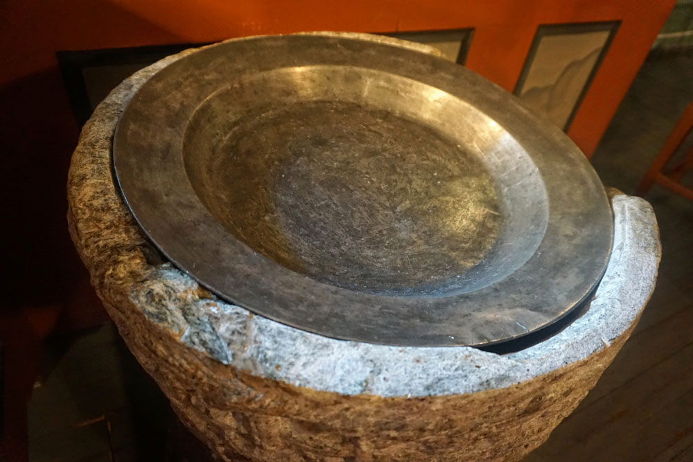 Døypefont i Hegge kyrkje. Foto: Saskia Aleida Van Veen