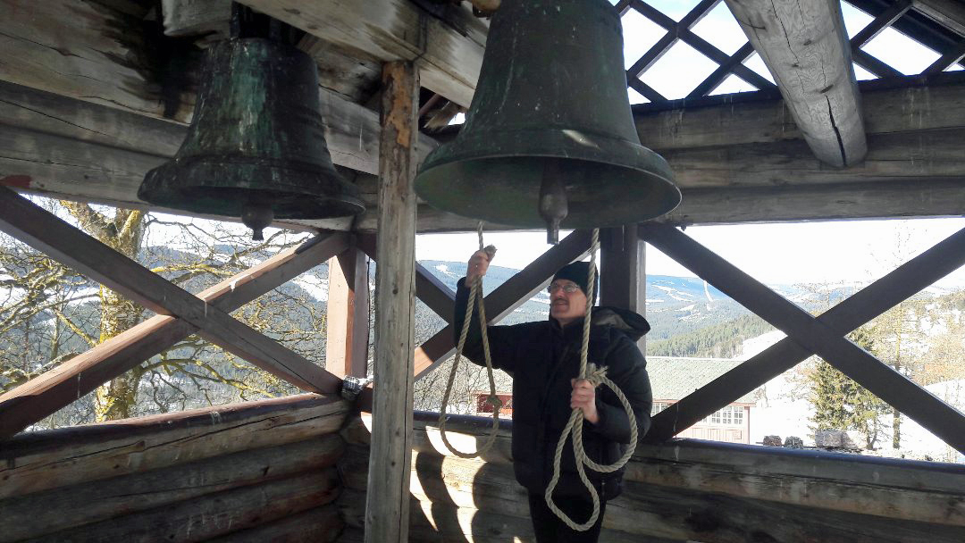 Jon Gunnar Solhaug dreg klokkene i gang i stupulen ved Hegge stavkyrkje. Foto: Carl Philip Weisser