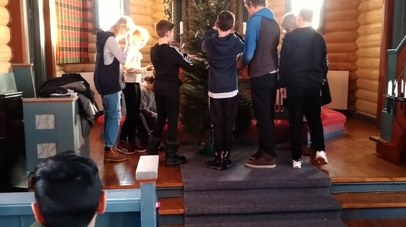 " I midtgangens vrimmel mot Guds alter" Lidar kyrkje. Foto Eli Vatn.