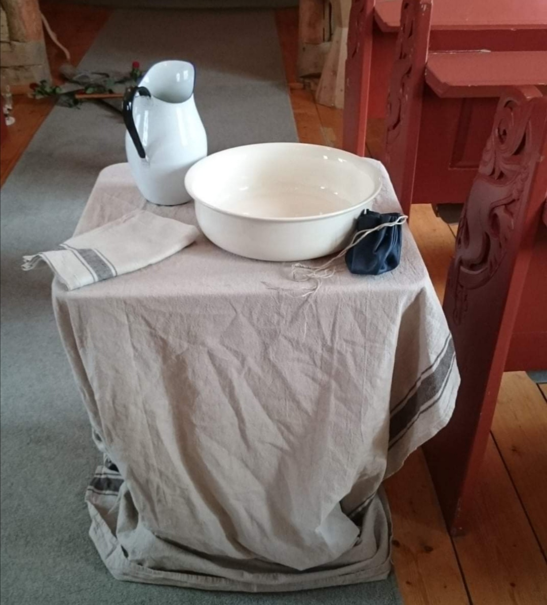 Bilete frå scena der Pontius Pilatus toer sine hender. 2. påskedag skulle konfirmantane i Øystre Slidre fortalt heile påskeforteljinga gjennom små tablå. Slik kunne det ikkje bli dette året. Foto Eli Vatn