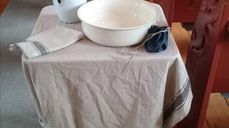 Bilete frå scena der Pontius Pilatus toer sine hender. 2. påskedag skulle konfirmantane i Øystre Slidre fortalt heile påskeforteljinga gjennom små tablå. Slik kunne det ikkje bli dette året. Foto Eli Vatn