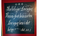 Tekst på dør i Volbu kyrkje foto: Eli Vatn