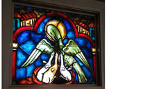 Glasmaleri i Volbu kyrkje av Rolf Klemetsrud. Foto: Eli Vatn