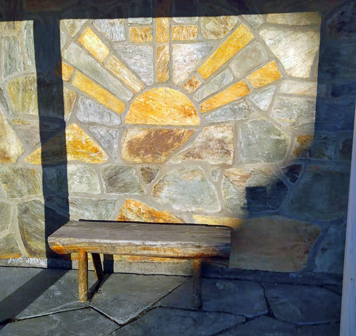 Bårehuset i Volbu. Tru, von og kjærleik frå døra i Volbu kyrkje. Foto: Eli Vatn