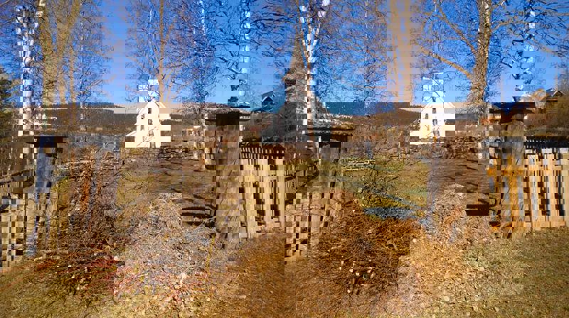 Volbu kyrkje og kyrkjegard. Foto: Eli Vatn.