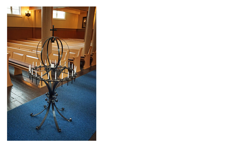 Lysglobe i Rogne kyrkje. Foto: Saskia Aleida Van Veen