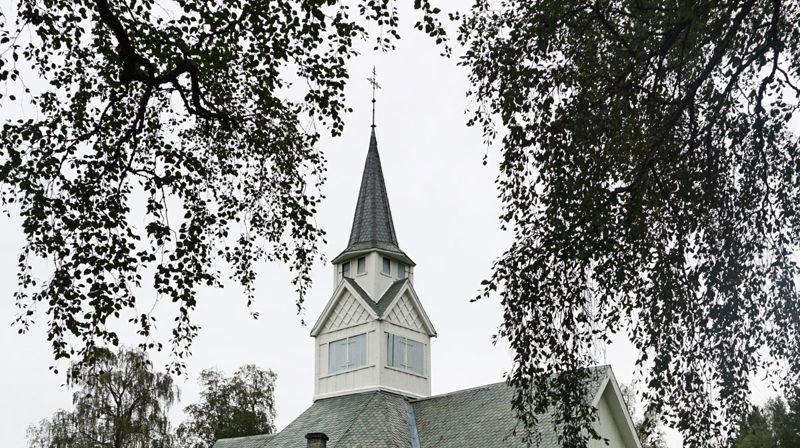 Rogne kyrkjetårn og prosesjonskors. Foto: Saskia Aleida Van Veen