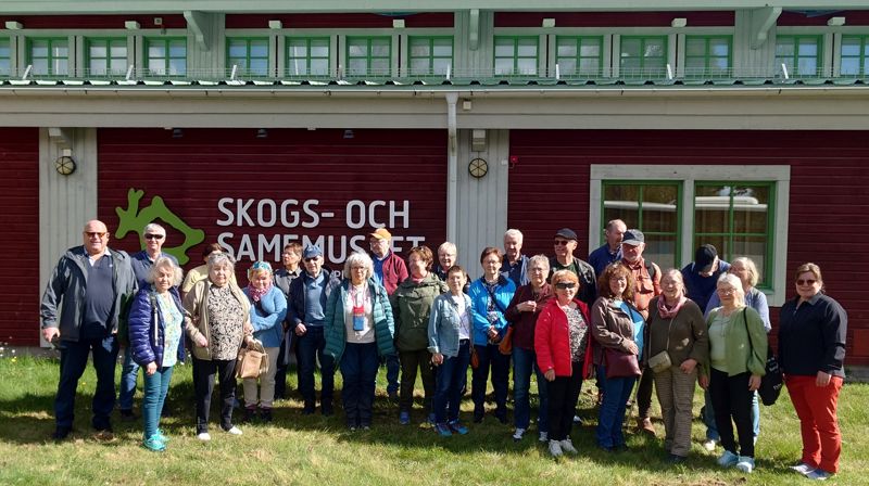 Deltagere samlet utenfor Skogs- og samemuseet i Lycksele. Foto: Bertil Jønsson