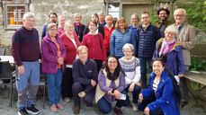 Deltakere og besøkende på seniortreff på Tautra. Bakerst fra venstre: Kantor Jovna Zakharias Dunfjell, medlem i Samisk kirkeråd May Bente Jønsson, biskop Herborg Finnset, Maria Mountraki (KV, Finland), diakoniarbeider Bertil Jønsson, Gustav Kant, rådgiver ved bipedømmekontoret Vigdis Aanderaa Aakre og Andres Pacheco Lozano (KV, Colombia/Nederland). Fremre rekke fra venstre: Ove og Signe Jåma, Jonhild Joma, Gunnhild Granefjell, Ella Lifjell, Pawel Pustelnik (KV, Polen) og Arna og Vigleik Haga. På huk fra venstre: prest Einar Sørlid Bondevik, Joy Eva Bohol (KV, Filippinene/Sveits), Laila Granefjell og Athena Peralta (KV, Filippinene/Sveits). FOTO: NIDAROS BISPEDØMME