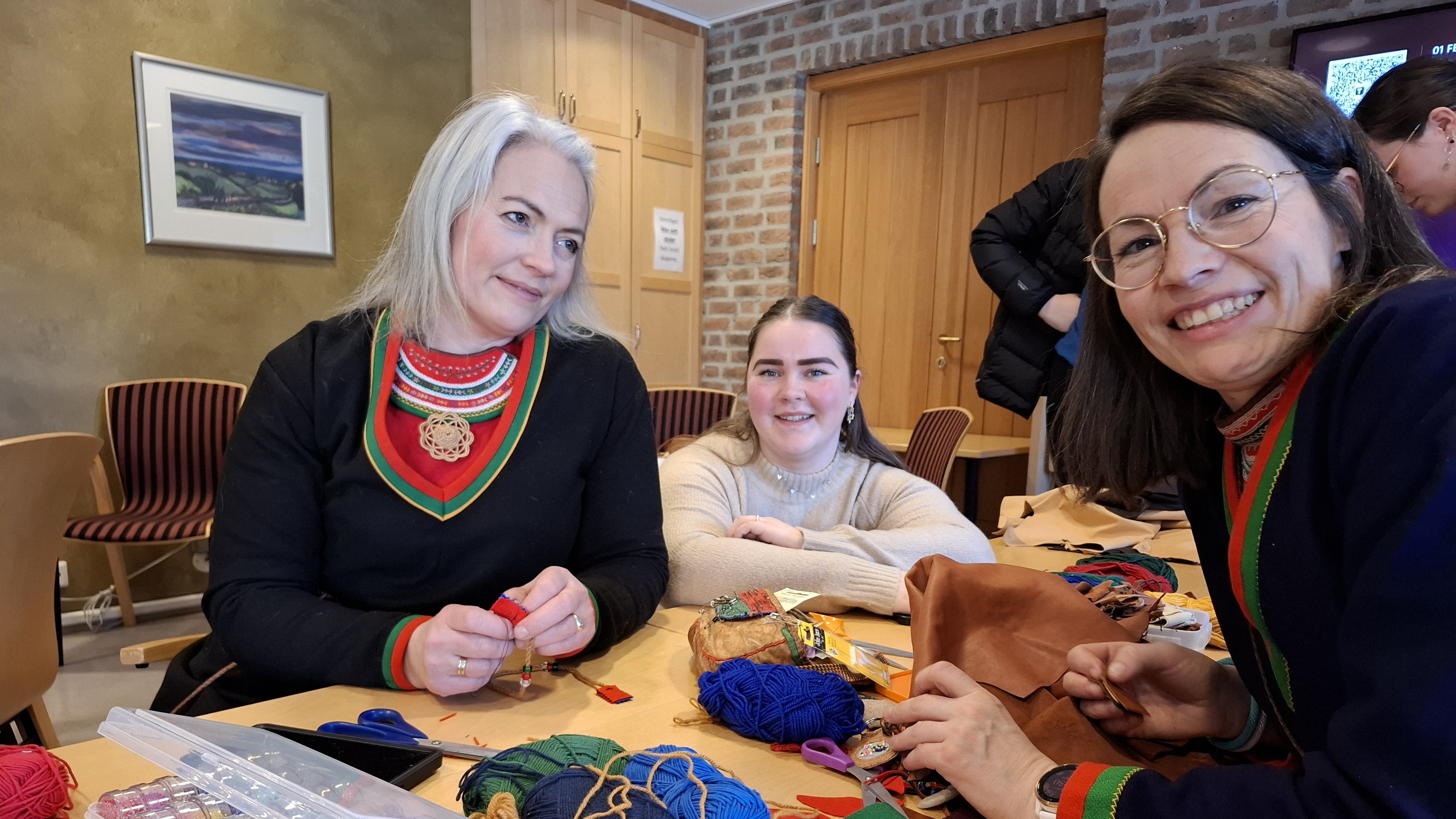 Geerjene gosse orre gærja  riejries lea. Garrabieleste: Jaahkoeööhpehtæjja Meerke Krïhke Leine Bientie, Maria Victoria Bientie Bygget jïh tjiehpiedæjjah Ellen Sara Reiten Bientie. Guvvie: Vigdis Aanderaa Aakre