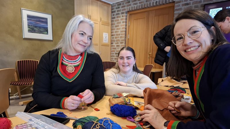 Geerjene gosse orre gærja riejries lea. Garrabieleste: Jaahkoeööhpehtæjja Meerke Krïhke Leine Bientie, Maria Victoria Bientie Bygget jïh tjiehpiedæjjah Ellen Sara Reiten Bientie. Guvvie: Vigdis Aanderaa Aakre