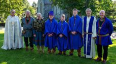 Konfirmasjon på Snåsa 2022. Fra venstre: biskop Herborg Finnset, diakoniarbeider Bertil Jønsson, trosopplærer Meerke Leine Bientie, Leo Kappfjell, Ailo Danielsen Lifjell, Jaahke Dunfjeld-Mølnvik, prest Einar Sørlid Bondevik og Leder for SÅR Paul Bendikk Jåma. Foto Aina Bye