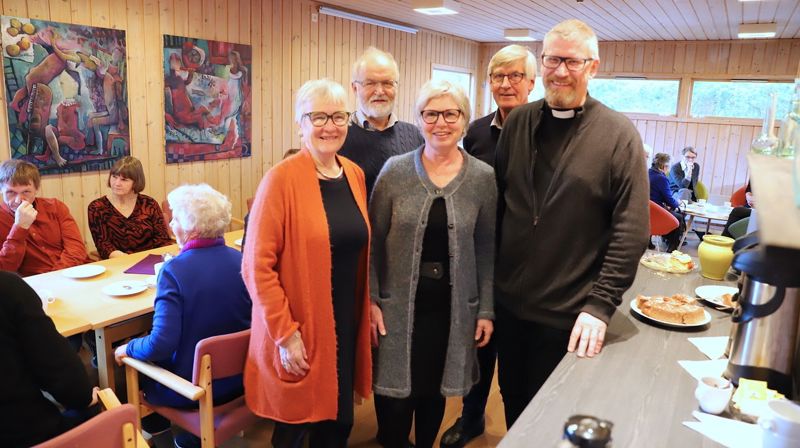 Fra innvielsen av kirkestua 15. desember 2019. Sogneprest Petter Johannessen (t. h.) trakk særlig frem dette firkløveret som har gjort en stor innsats for å gi kirkestua en ansiktsløftning: Gorun Raddum, Gunvor Lund Aarflot, Arild Ring Pettersen og Steinar Vingerhagen. Foto: Tom Helgesen, Kirkenytt