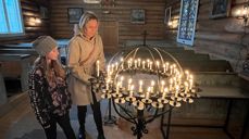 Tone Nygård Engemoen og datteren Selma tente lys i lysgloben i Sel kirke ved Allehelgensmarkeringen.
