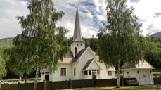 Sel kirke, sett fra parkeringsplassen. Foto: Steinar Grønn.