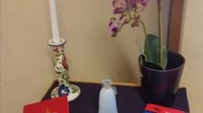 Bord med tent lys, bibel og salmebok