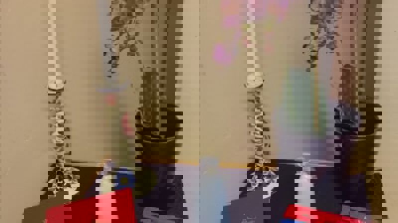 Bord med tent lys, bibel og salmebok