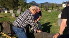 Dugnad Begnadalen kirkegård - oppretting av gravstøtte