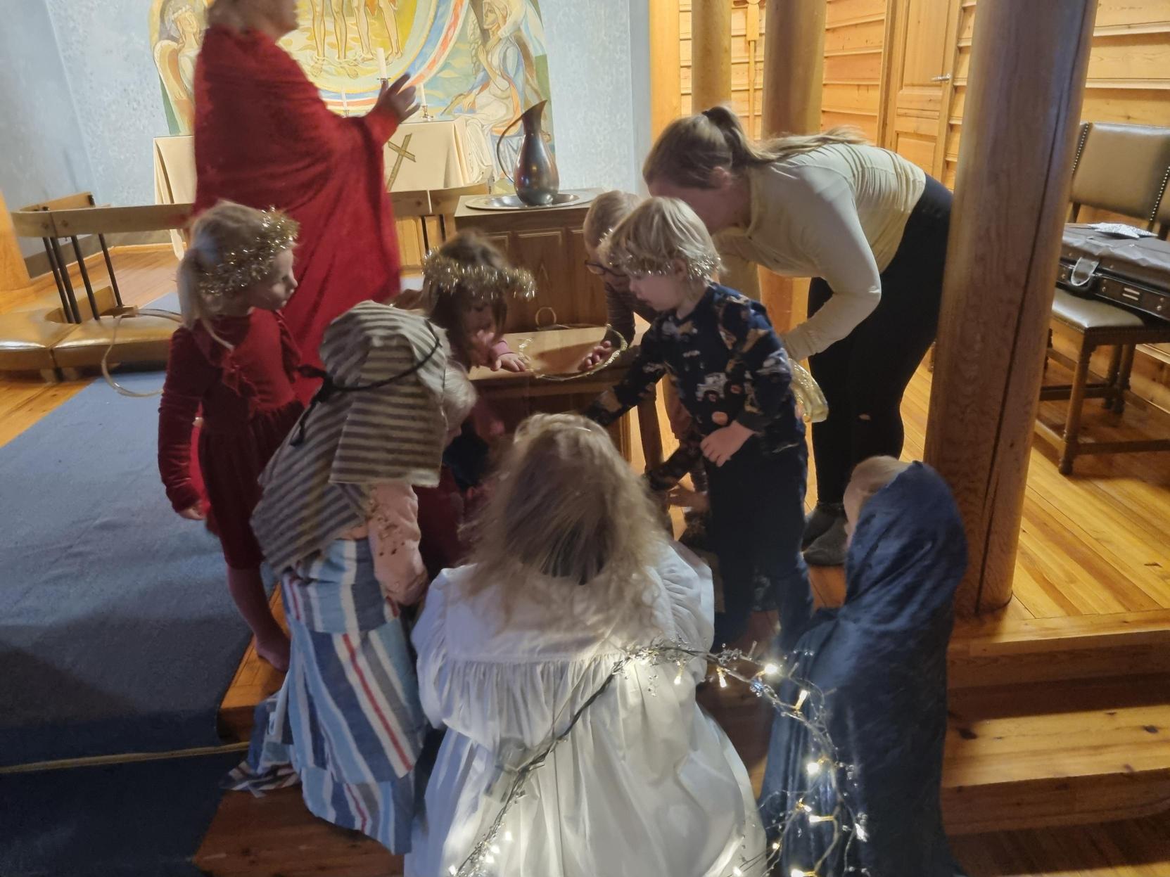 Kirkens julekrybbe pakkes opp og barna samles for å hjelpe