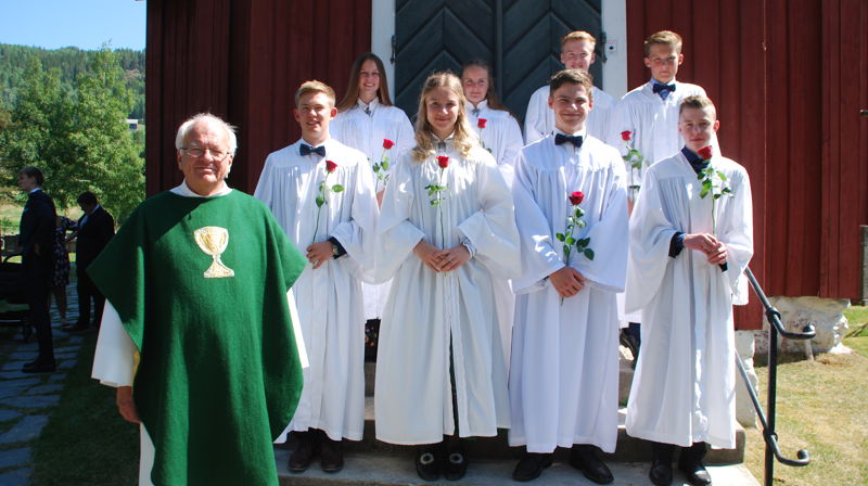 Anne Olsen, Sofie Jukam Johnsen, Eirik Bråten Haugrud og Vetle Lysne Johansen. Foran fra venstre: Jostein Dokken, Tuva Gulbrandsen Dahlen, Sander Kløvstad og Magnus Heiebråten Dokken. Og så Tore prest, da. Foto: Anne Dyve