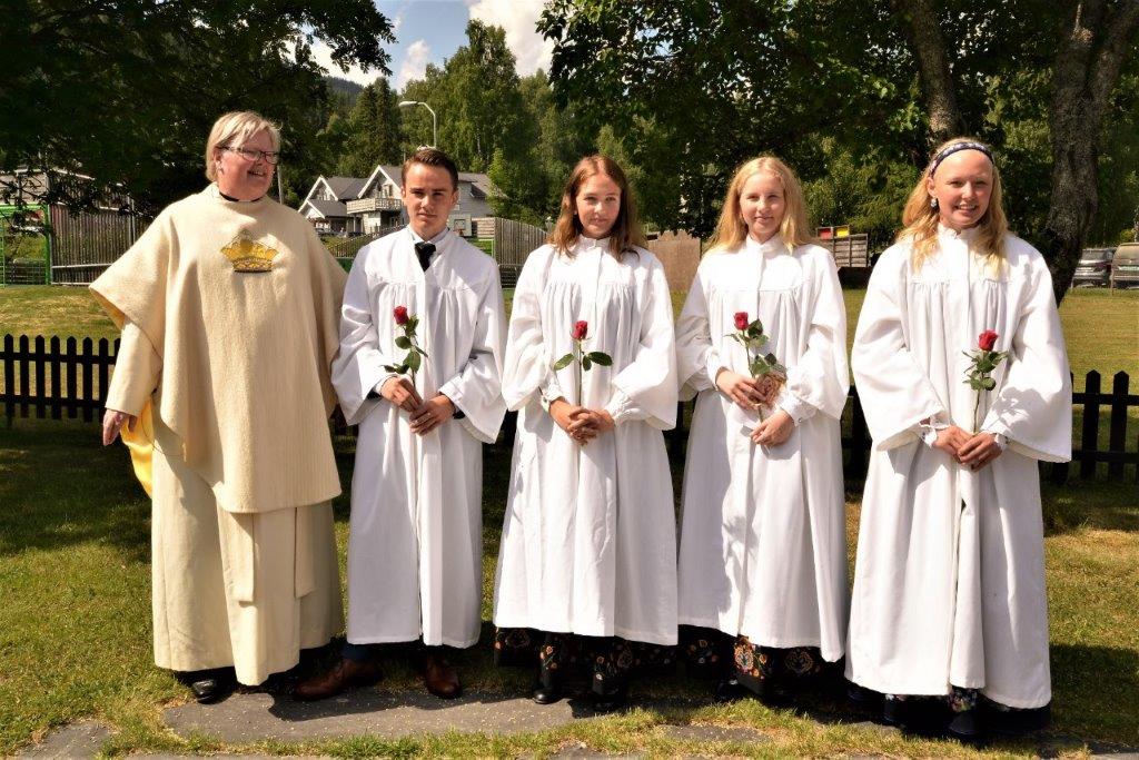 De fire konfirmantene flankert av Signe prest til venstre, videre Kristian, Maria Josefine, Amalie og Maja. Foto:Hallstein Heiene