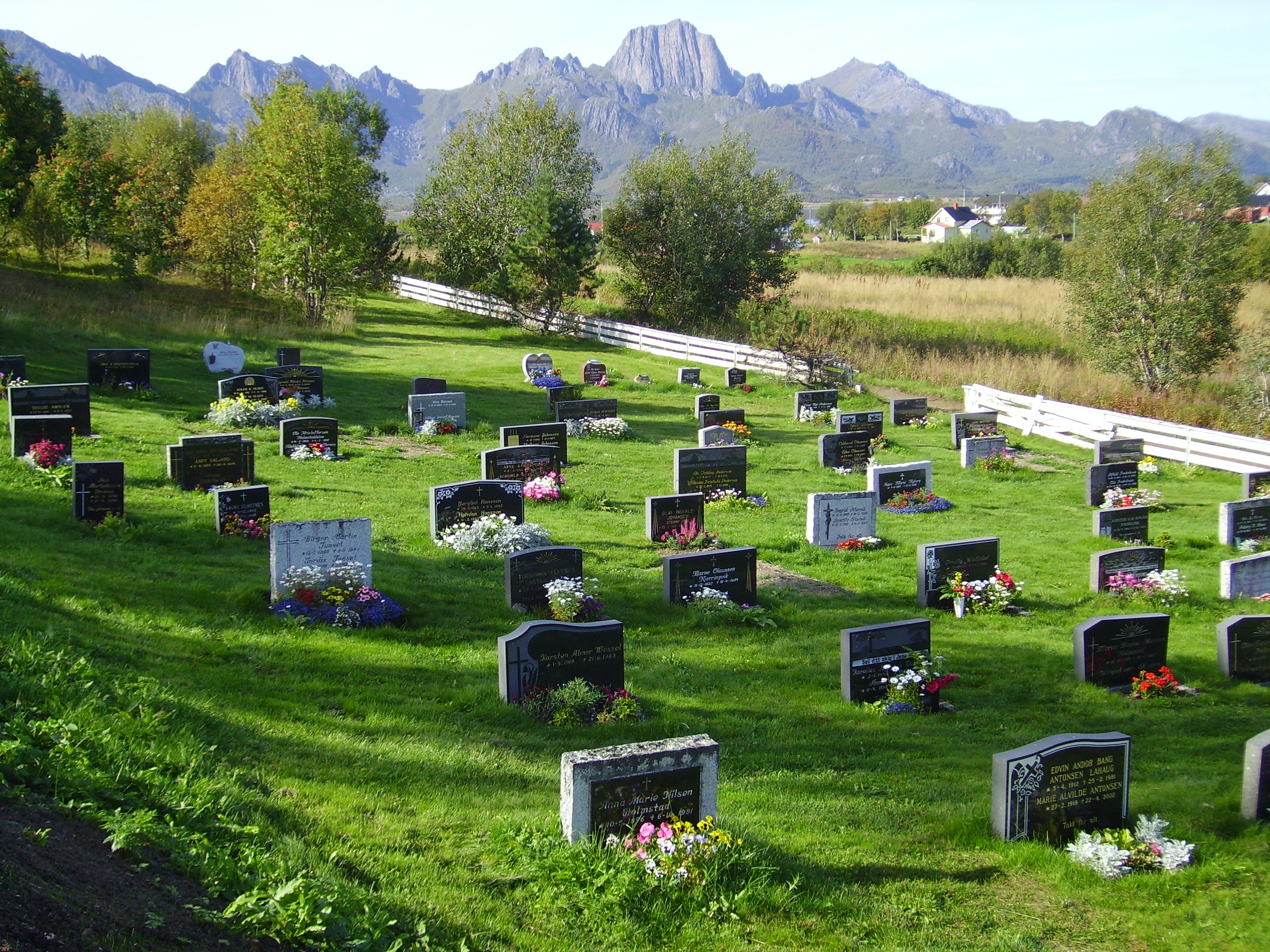 Dugnad på gravplassene i Sortland