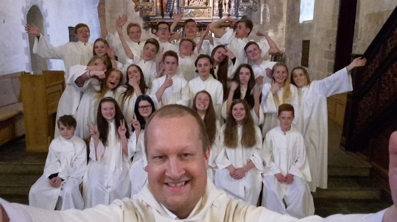 Kateket Laffen Jensen tar selfie sammen konfirmanter i Værnes kirke.