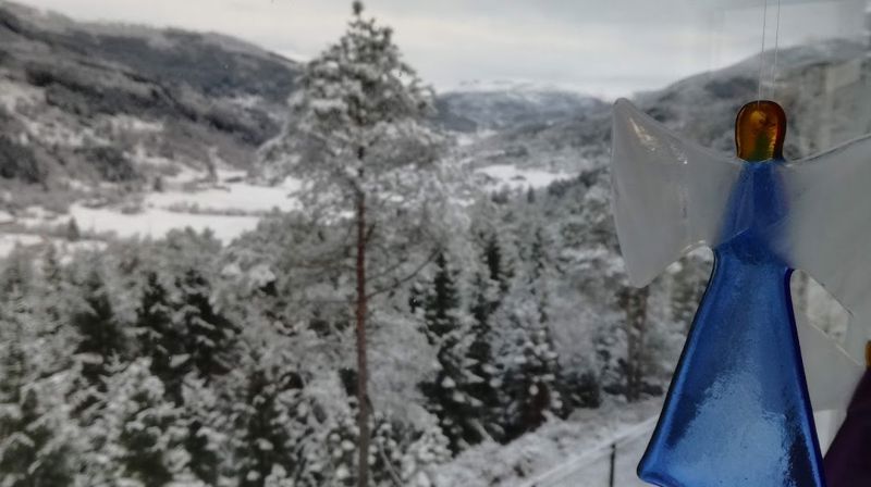 Fred over jorda, menneske fryd deg! Oss er ein evig Frelsar fødd!