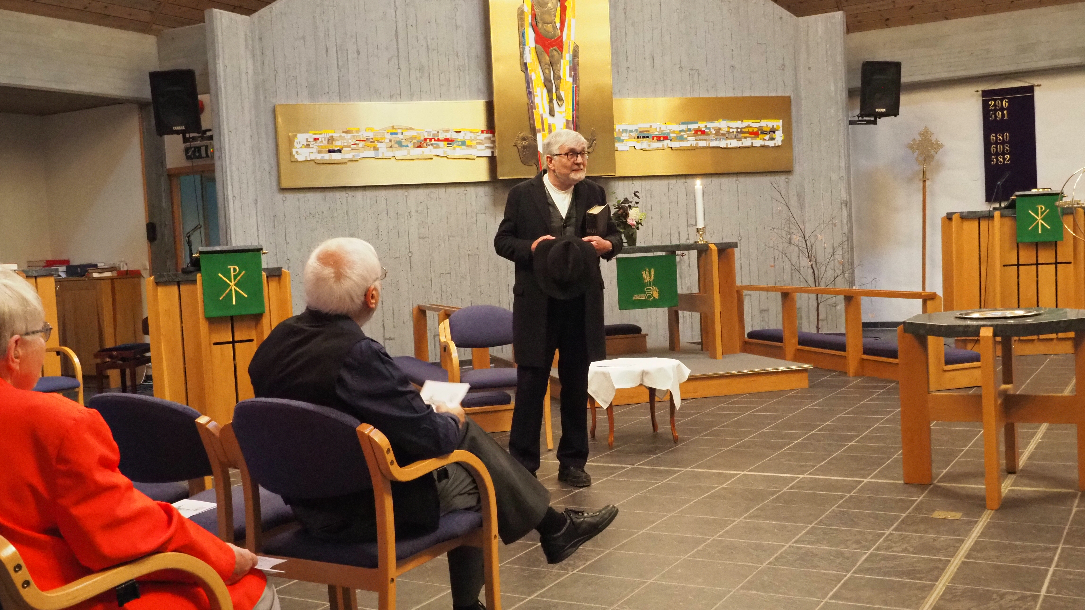 Tidlegare prest i Jølster Svein Kvamsdal spelar og kåserar historia om Hovden.