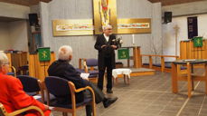 Tidlegare prest i Jølster Svein Kvamsdal spelar og kåserar historia om Hovden.