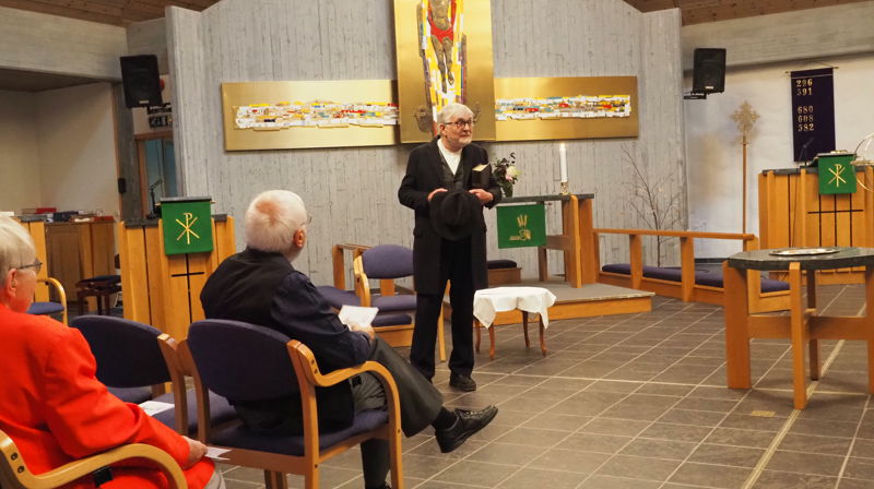 Tidlegare prest i Jølster Svein Kvamsdal spelar og kåserar historia om Hovden.