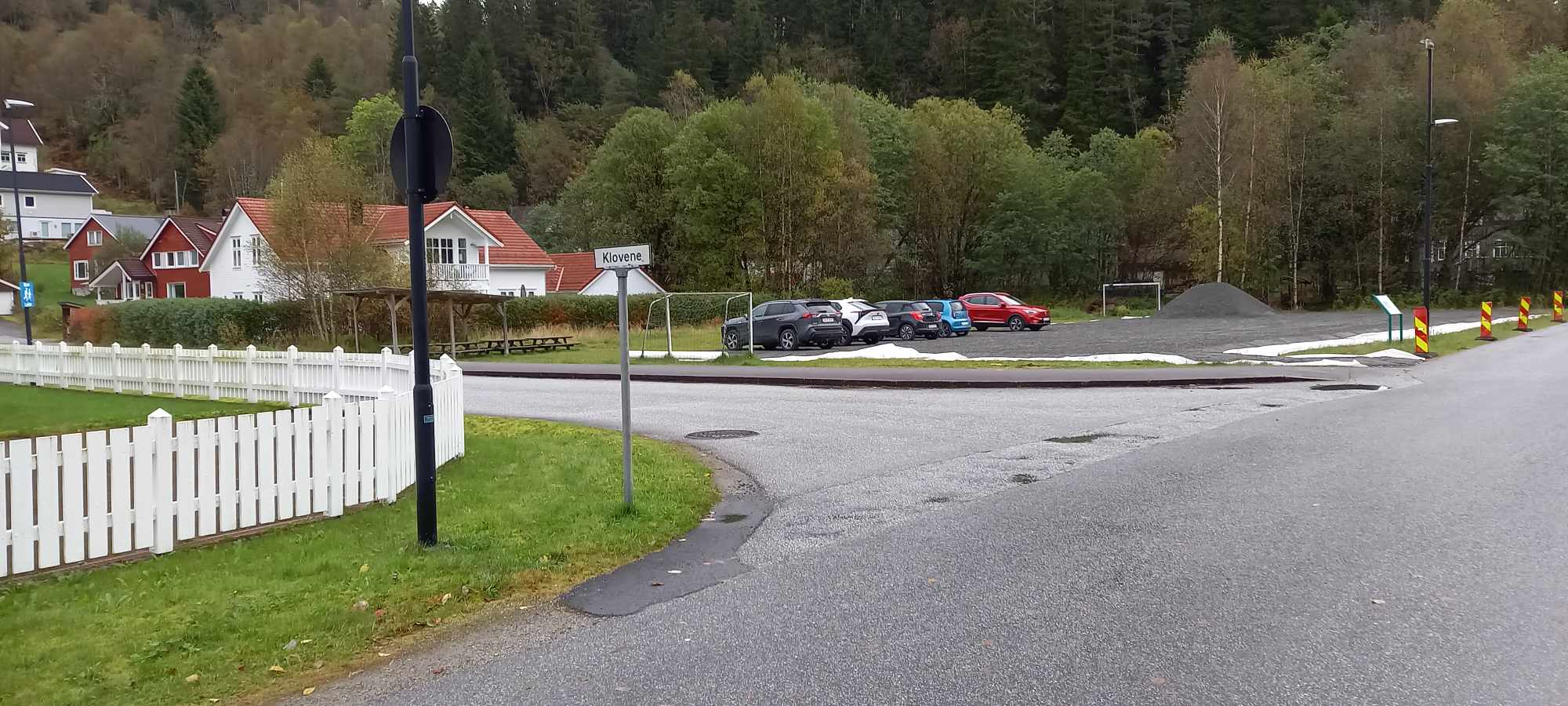 Mellombels parkeringsplass for Førde kyrkje og kyrkjetunet