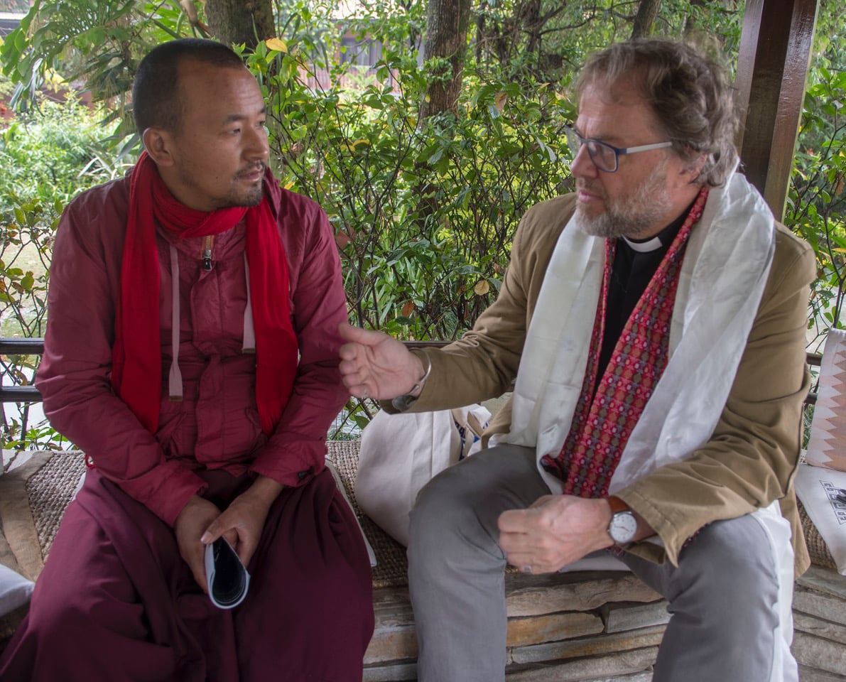 Møte mellom den kristne presten og den buddhistiske munken Møte mellom den kristne presten og den buddhistiske munken