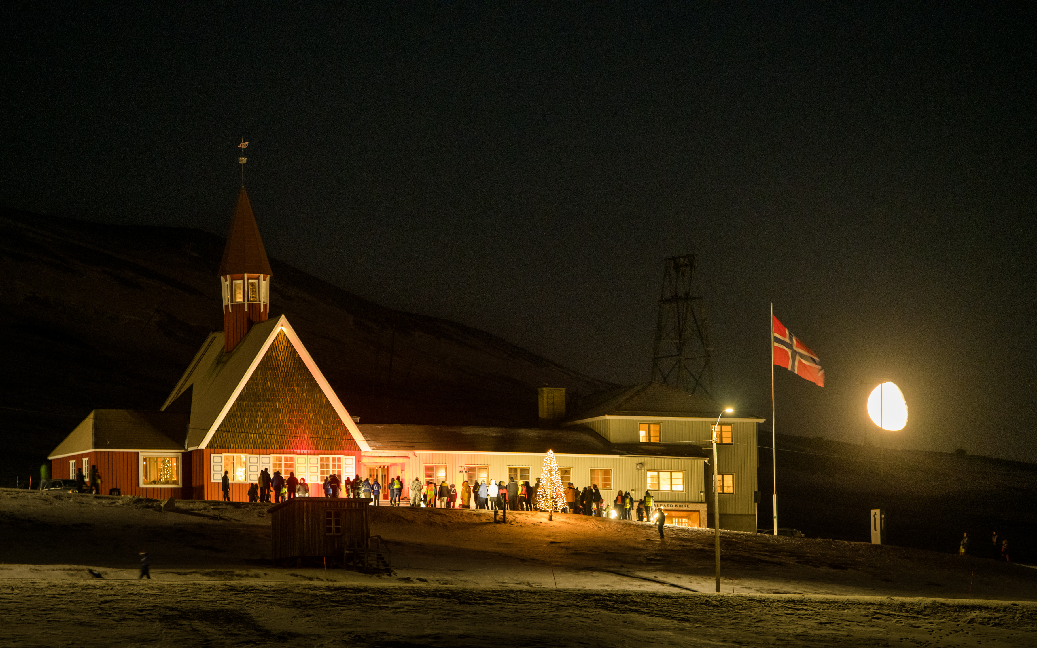 Samling ved Svalbard kirke på julaften. Foto: Knut Selmer