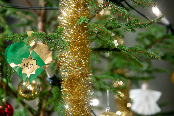 N&aelig;rbilde av pyntet juletre.jpg