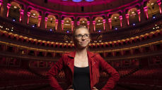 Hun har blitt omtalt som den klassiske musikkens Taylor Swift, har over 1. mill. følger i sosiale medier og startet emneknaggen #playlikeagirl da hun fikk høre at hun "spiller som en mann". Fredag 3. november inntar stjerneorganist Anna Lapwood Nidarosdomen for å holde nattkonsert under Orgelfest! Foto: Nick Rutter