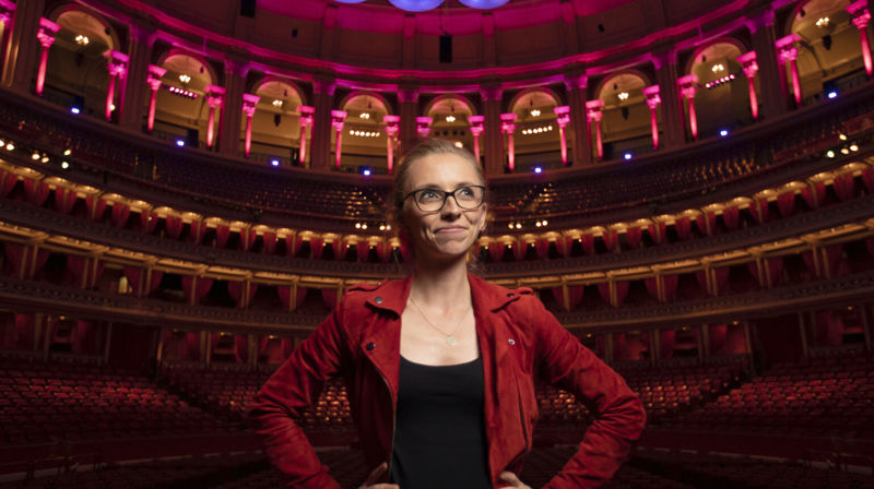 Hun har blitt omtalt som den klassiske musikkens Taylor Swift, har over 1. mill. følger i sosiale medier og startet emneknaggen #playlikeagirl da hun fikk høre at hun "spiller som en mann". Fredag 3. november inntar stjerneorganist Anna Lapwood Nidarosdomen for å holde nattkonsert under Orgelfest! Foto: Nick Rutter