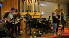 Rockegudstjeneste i Kolstad kirke med Fireband. Foto O. Brattli