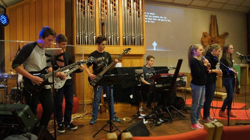 Rockegudstjeneste i Kolstad kirke med Fireband. Foto O. Brattli
