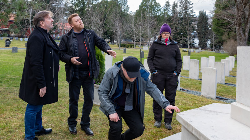 Malcolm Ross (nr. 2 f.v) fra Den britiske krigsgravtjenesten ble imponert over den engelske krigskirkegården på Stavne. Her får han omvisning av gravplass-leder i Kfit, Gunnar Hansen, anleggsgartner Unni Emilsen. Foto?
