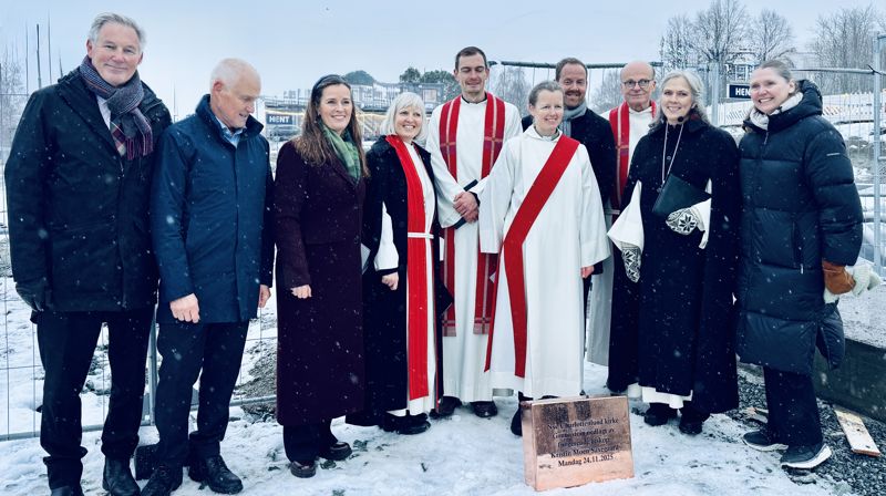 Fra venstre: Erling Moe (fungerende ordfører), Kjell Inge Nordgård (kirkeverge), Majen Helen Sævik (KrF), Bodil Sørdal (prost), Joakim Skousgaard Johnsen (kapellan), Hanne Moxness (diakon), Arne Reidar Vik Selven (daglig leder i Ranheim og Charlottenlund menighet), Skule Bjørnstad (sokneprest), Kristin Moen Saxegaard (fungerende biskop), Ane Strømman (menighetstrådsleder). (Foto: Yngvil Bjellaanes)