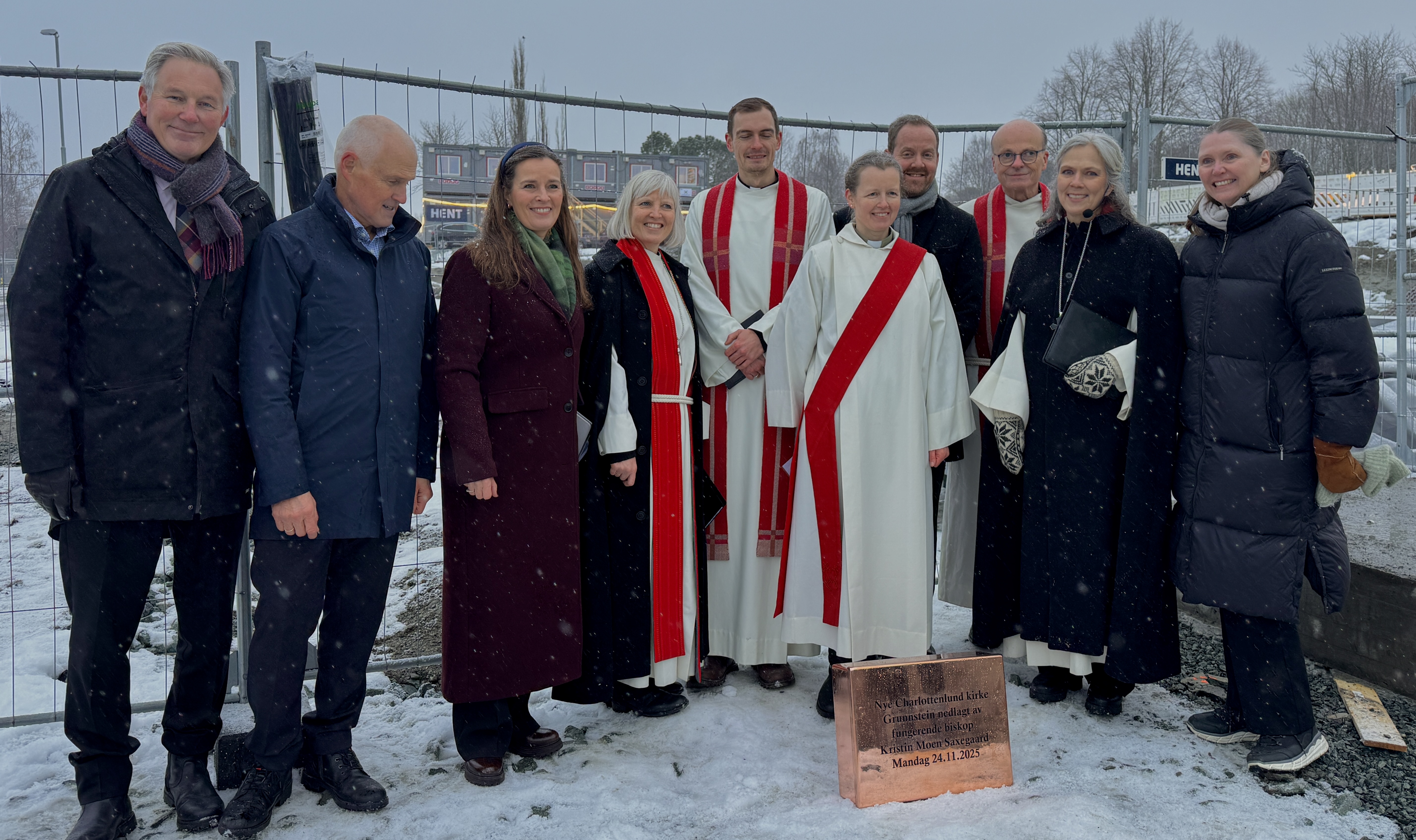 Fra venstre:Erling Moe (fungerende ordfører), Kjell Inge Nordgård (kirkeverge), Majen Helen Sævik (KrF), Bodil Sørdal (prost), Joakim Skousgaard Johnsen (kapellan), Hanne Moxness (diakon), Arne Reidar Vik Selven (daglig leder i Ranheim og Charlottenlund menighet), Skule Bjørnstad (sokneprest), Kristin Moen Saxegaard (fungerende biskop), Ane Strømman (menighetstrådsleder). Foto: Yngvil Bjellaanes