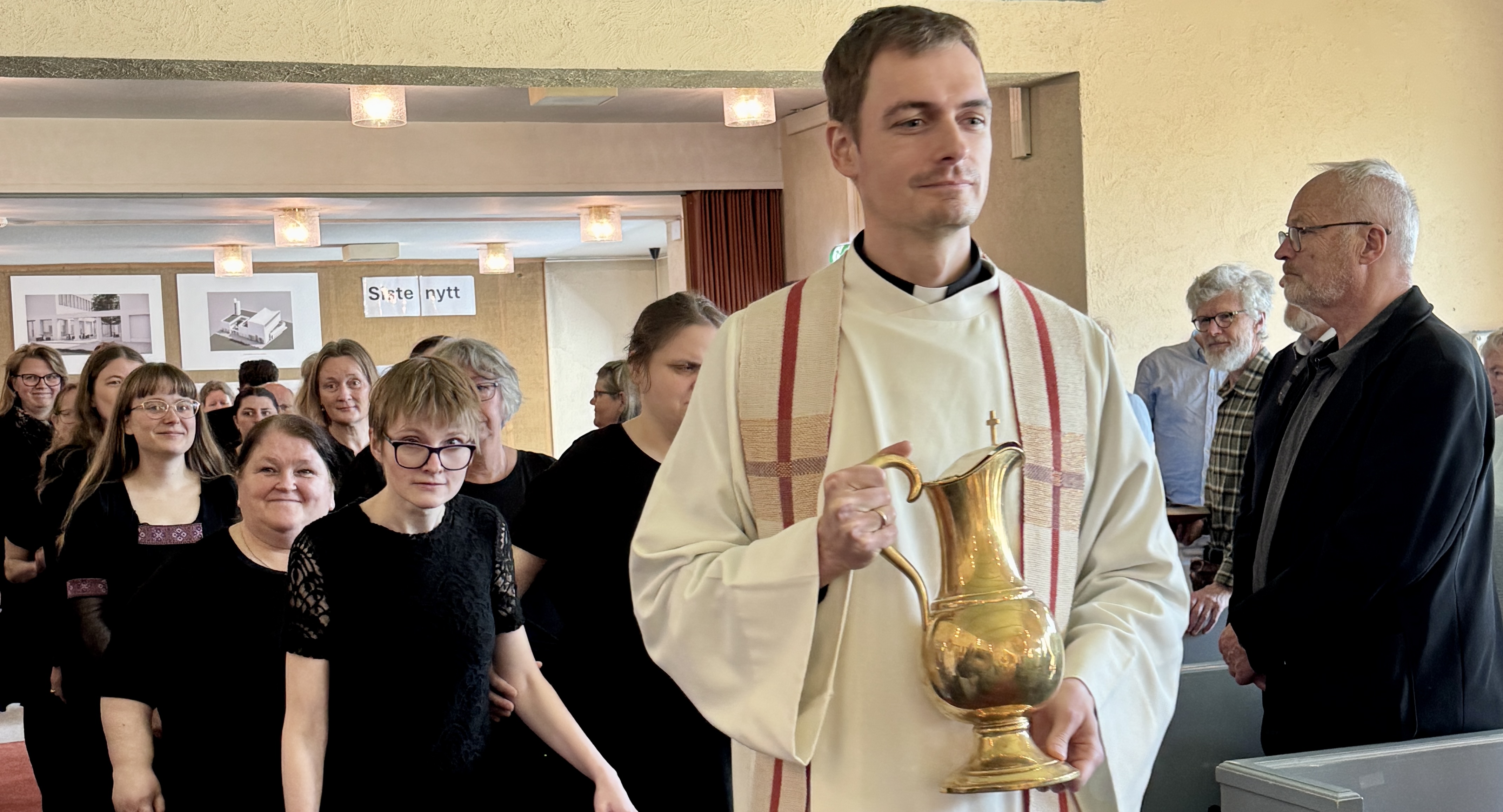 Kapellan Joakim Skougaard Johnsen i spissen under inngangen til gudstjenesten. Alle foto: Kirka i Trondheim/Yngvil Bjellaanes