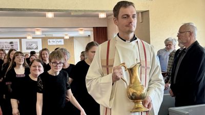 Kapellan Joakim Skougaard Johnsen i spissen under inngangen til gudstjenesten. Alle foto: Kirka i Trondheim/Yngvil Bjellaanes
