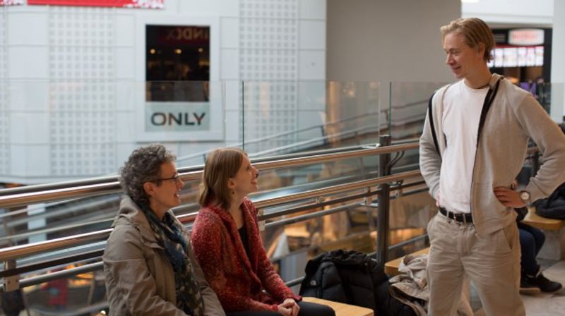 Her ser vi fra venstre diakonene Mette Goa Hugdal og Kaarina Kauppila og prest Tord Thuen på City Syd. Foto: Grethe Ramampiaro