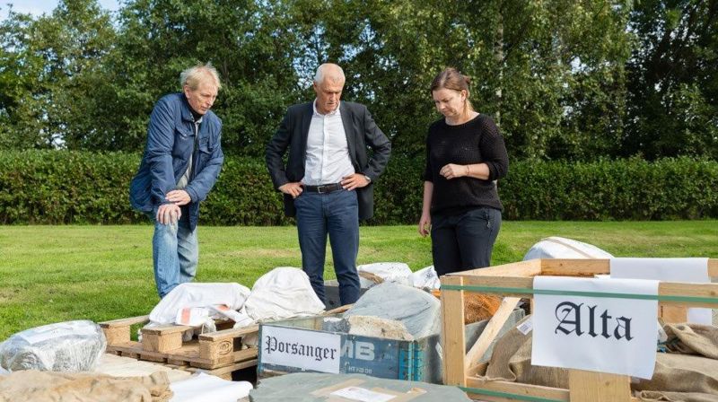 Minner i stein: Kunstner Sissel M. Bergh, kirkeverge Kjell inge Nordgård og Rune Håvard Kjenstad fra Trondheim kommune ser ned på steinene som ankom Stavne gravlund før helga. Nå blir steinene til et minnesmerke. Foto: Kjetil Aa