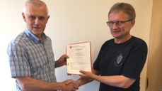 Kirkeverge Kjell Inge Nordgård og Jann-Magnar Fiskvik fra Torkildsen Orgelbyggeri var svært tilfredse etter kontraktsigneringen. Foto: Yngvil Bjellaanes