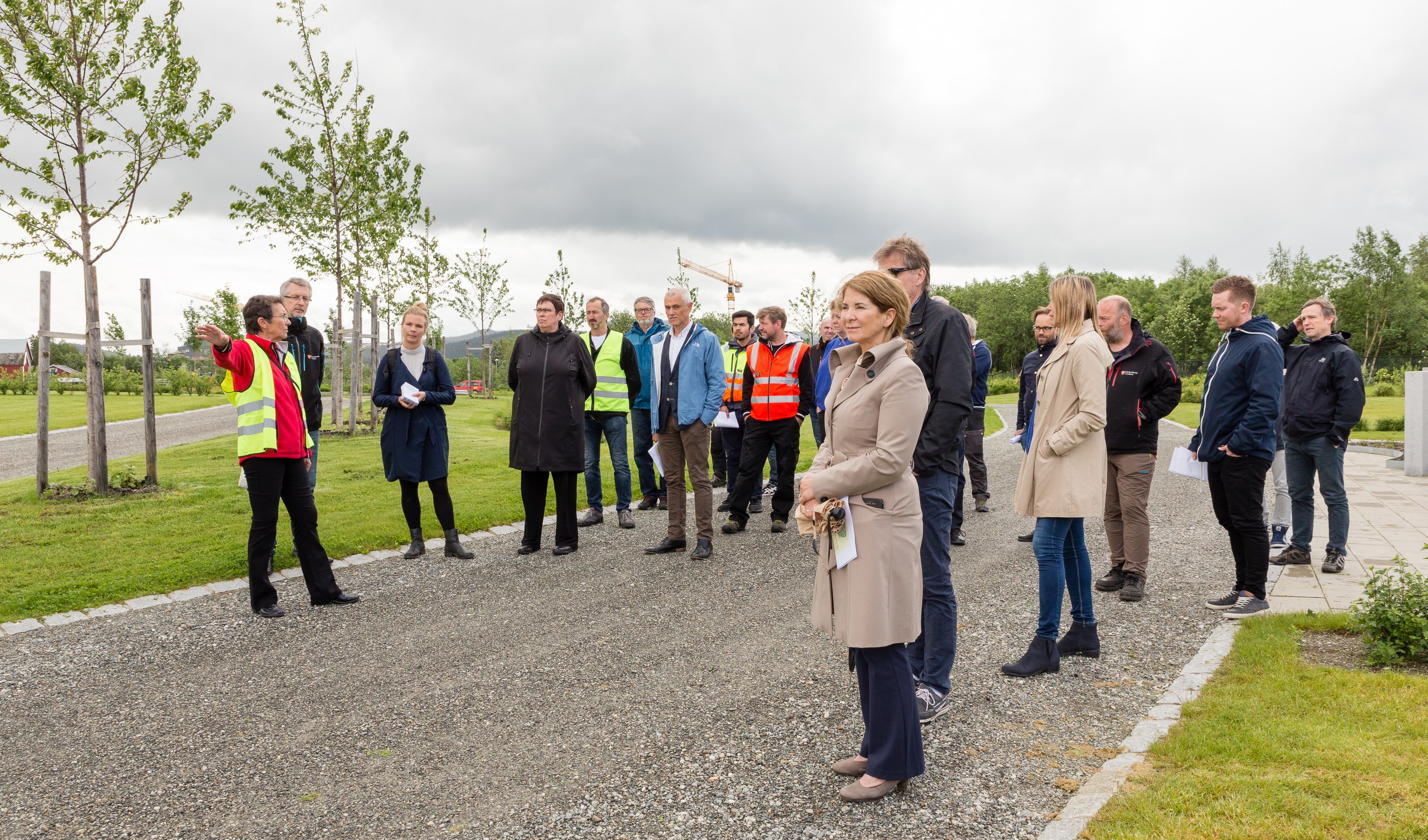 Prosjektleder Torhild Hovdenak i Kirkelig fellesråd tok med de fremmøtte på en omvisning på den nye kirkegården på Tiller. Foto: Kjetil Aa