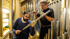 Arbeid med intonering av kororglet. Nils Gunther Torkildsen (til venstre) og Jann-Magnar Fiskvik fra firmaet Brødrene Torkildsen. Foto: Henning Grøtt