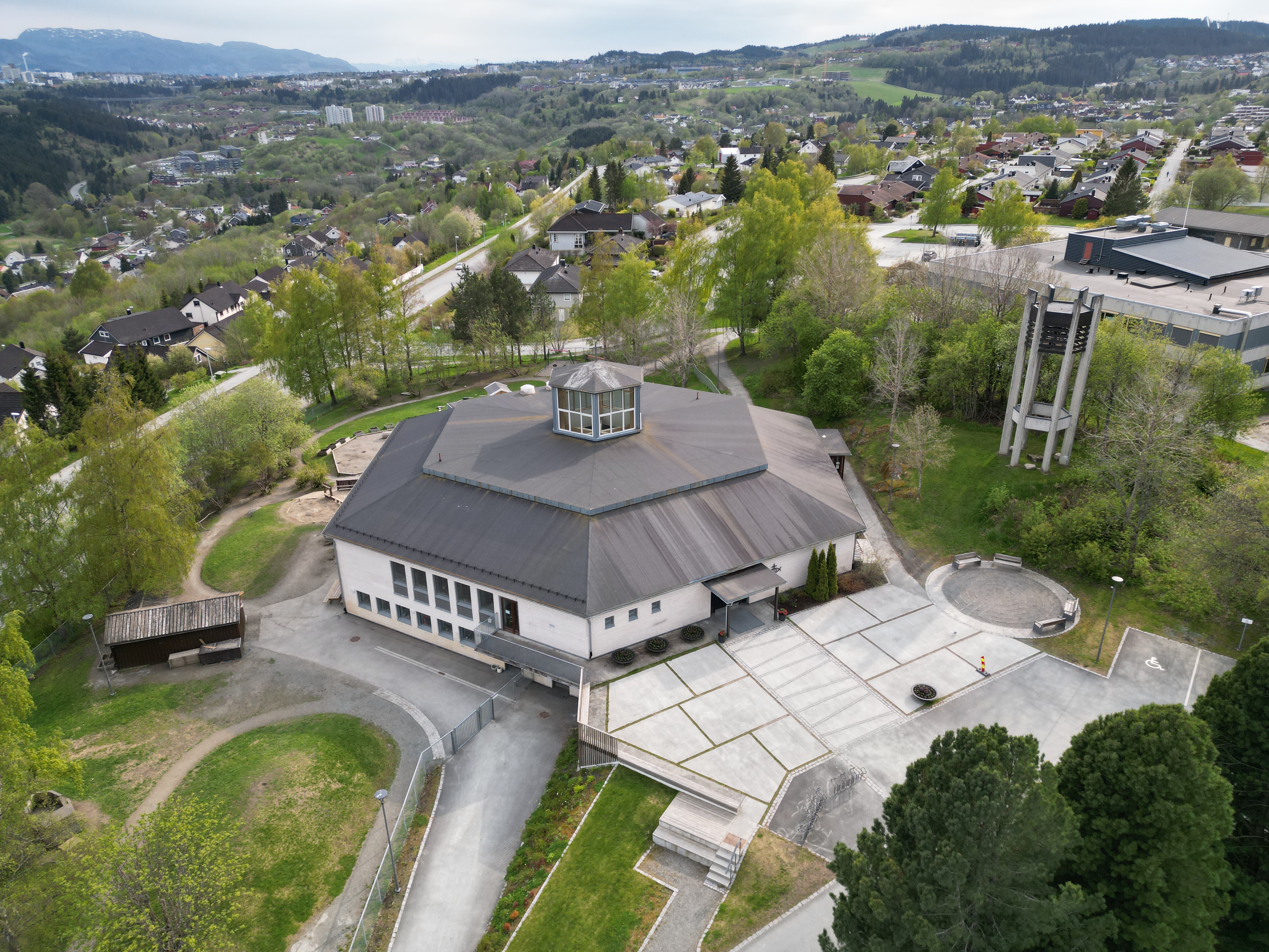 Byåsen kirke er en av flere som viser kongens gravferd på storskjerm. Foto: Kikra i Trondheim
